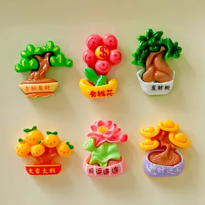 Macro-opname van zes geluksbedeltjes van hars met traditionele Chinese bonsai-ontwerpen.