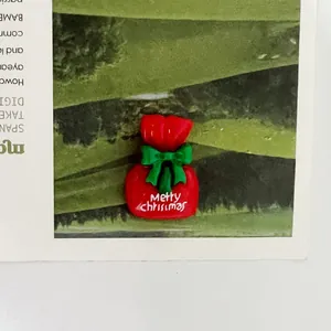 Vista macro di un ciondolo a forma di sacco di Natale rosso con fiocco verde per DIY.