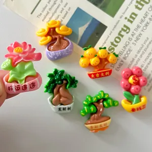 Gedetailleerde weergave van hars bonsai bedeltjes voor DIY decoratie van telefoonhoesjes
