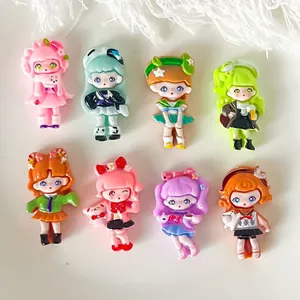 Set di ciondoli in resina colorati fai-da-te raffiguranti vari personaggi di ragazze cartoon.
