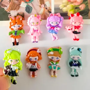 Dettaglio di simpatici ciondoli in resina stile anime per accessori cover telefono fai-da-te