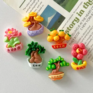 Macrodetail van verschillende kleurrijke hars plantenbedeltjes met Chinese gelukssymbolen