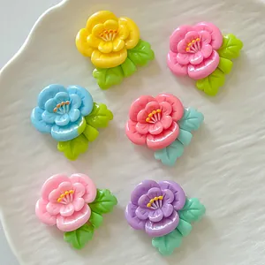 Vista detallada de accesorios de resina con forma de flor de durazno para artesano