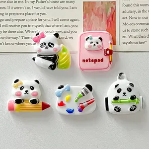 Detaillierte Makroansicht von süßen Panda- und Schreibwaren-Resin-Charms für DIY-Bastelarbeiten
