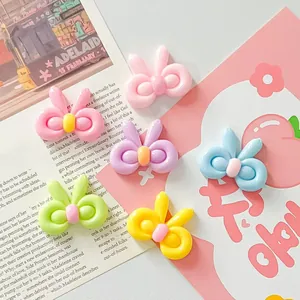 Primo piano di accessori fai-da-te in resina a forma di fiocco a palloncino color pastello
