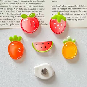 Vista detallada de coloridos dijes de resina de frutas con respaldo magnético de nevera