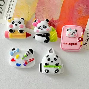 Detailansicht süßer Panda-Harzanhänger in Form von Bleistift, Palette und Notizblock.