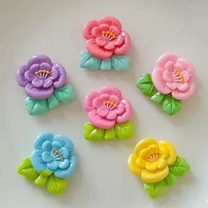 Vista detallada de dijes de resina de flores de durazno para manualidades y decoración
