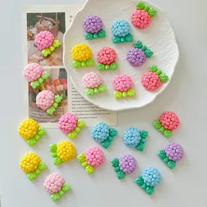 Detailansicht verschiedener bunter Harz-Hortensien-Blumenanhänger für DIY-Haarspangen