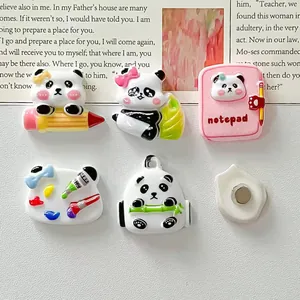 Detaillierte Nahaufnahme süßer Panda- und Schreibwaren-Resin-Rohlinge für DIY-Projekte