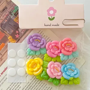 Primer plano de accesorios de flores de resina de colores para manualidades