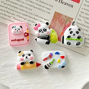 Vielfalt an süßen Panda-Harz-Anhängern mit Schreibwaren- und Kunstpaletten-Designs für DIY.