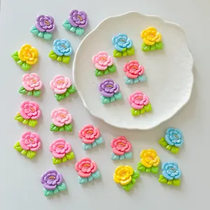 Detalle de flores de resina de colores para manualidades y fundas de móvil