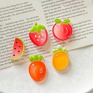 Primer plano de accesorios de resina de frutas transparentes en una revista de moda