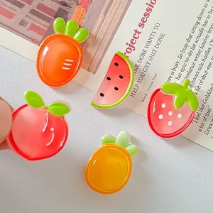Vista macro de coloridos dijes de resina de frutas para proyectos creativos de artesanía