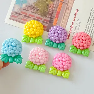 Vielfalt an bonbonfarbenen Hortensien-Charms aus Harz für DIY-Zubehör und Dekoration.