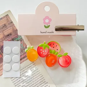 Vista detallada de dijes de resina de frutas para manualidades y accesorios DIY