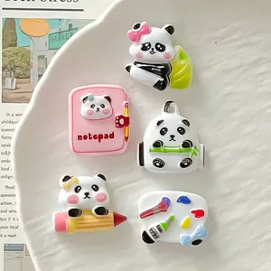 Detailansicht süßer Cartoon Panda-Harzanhänger für kreative DIY Handyhüllen-Deko