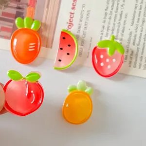 Vista detallada de dijes de resina traslúcida con forma de fruta para manualidades DIY.