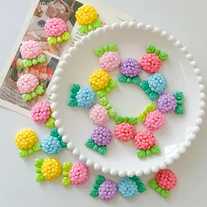Nahaufnahme bunter Harz-Blumenkugeln in kräftigen Bonbonfarben für DIY-Bastelarbeiten