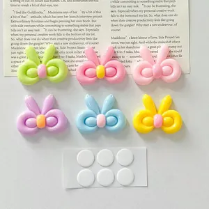 Primo piano di fiocchi in resina colorata e stampo bianco per accessori fai-da-te.
