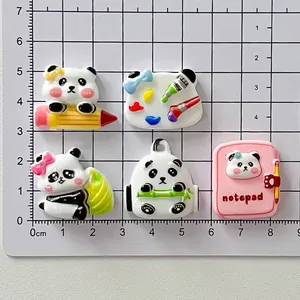 Detaillierte Nahaufnahme von süßen Panda Harz Charms für DIY Schreibwaren Dekor