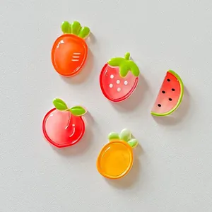 Vista macro detallada de charms de resina de frutas translúcidas para joyería DIY
