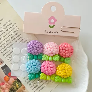 Bunte handgefertigte Harz-Blumenkugel-Anhänger mit Klebepunkten in rosa Verpackung