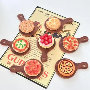Miniatura Simulazione Cibo Resina DIY Accessorio Per Casa Delle Bambole Pane Torta Pizza Dolce Modello Con Vassoio Giocattolo