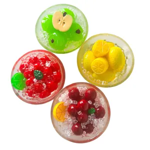 Realistische miniatuur fruit koelkastmagneten met ijsblokjes effect voor decoratie.