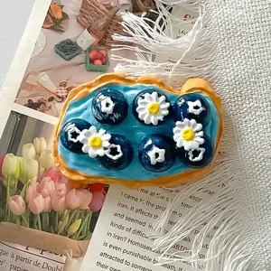 Detailansicht eines Miniatur-Blaubeerkuchens aus Harz für kreative DIY-Bastelarbeiten