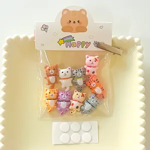 Vue détaillée de breloques en résine de chat coloré pour les loisirs créatifs DIY