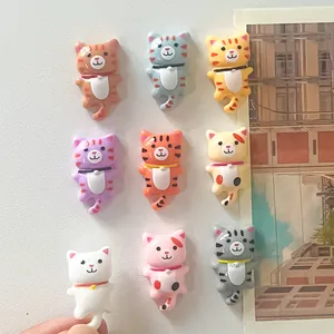 Gros plan de divers patchs en résine de chat colorés et brillants pour projets DIY