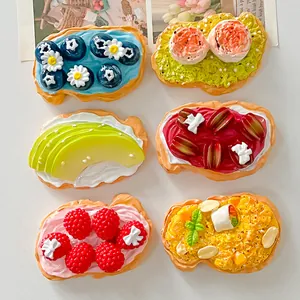 Realistische Obst-Toast-Kühlschrankmagnete aus Harz mit bunten Miniatur-Lebensmitteln.