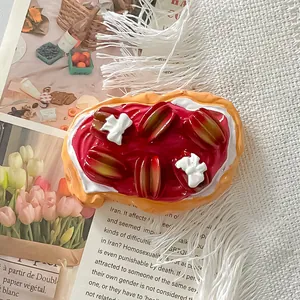 Detailaufnahme eines realistischen Harz-Obsttoast-Magnets mit glänzend roter Marmelade