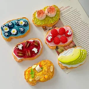 Detailansicht von Harz-Obst-Toast-Miniaturen für Bastelarbeiten und Magnete.