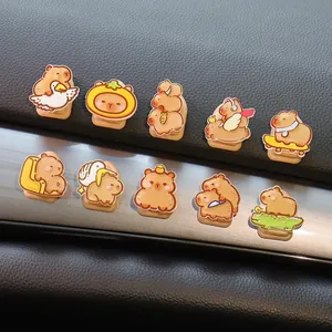 Detalle de diez lindos ganchos para coche de carpincho en varios estilos y formas divertidas