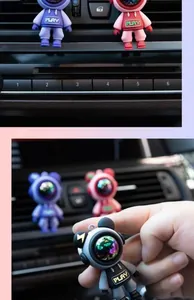 Primer plano de clips de aromaterapia para ventilación de coche con diseño de astronauta.