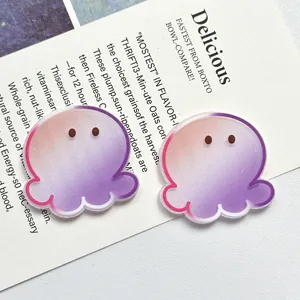 Makroansicht von glitzernden lila und rosa Acryl-Tintenfisch-Anhängern für DIY-Haarspangen