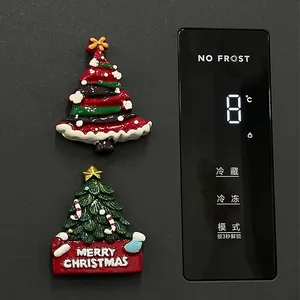 Detailansicht von 3D-Harz-Weihnachtsbaum-Magneten an einer dunklen Kühlschrankplatte