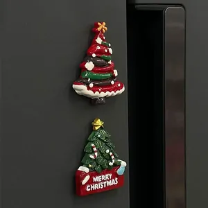Nahaufnahme von 3D-Harz-Weihnachtsbaum-Kühlschrankmagneten mit Frohe Weihnachten Schild