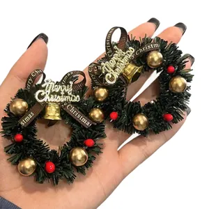 Détail des aimants de réfrigérateur couronne de Noël 3D avec cloches et rubans