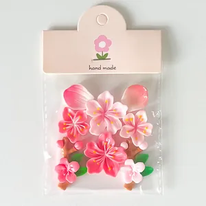 Dettaglio di calamite da frigo 3D in resina con fiori di pesco, confezione rosa