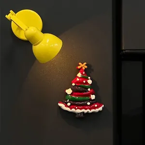 Detailansicht eines 3D-Harz-Weihnachtsbaum-Kühlschrankmagneten unter warmem gelbem Licht.