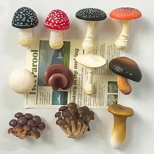 Set di calamite per frigorifero a forma di funghi 3D su sfondo di giornale rustico.