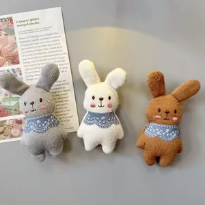 Dettaglio di tre adorabili calamite da frigo a forma di coniglio in bianco marrone grigio