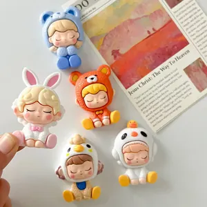 Vue détaillée de cinq breloques en résine de filles en costumes d'animaux pour DIY