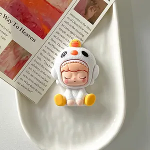 Détail d'une figurine de fille en résine en costume de poulet blanc pour DIY