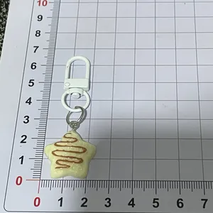 Vue détaillée d'un porte-clés gaufre en forme d'étoile mesuré sur une grille