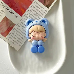Gros plan d'une figurine de fille en résine avec un sweat à capuche ours bleu pour DIY